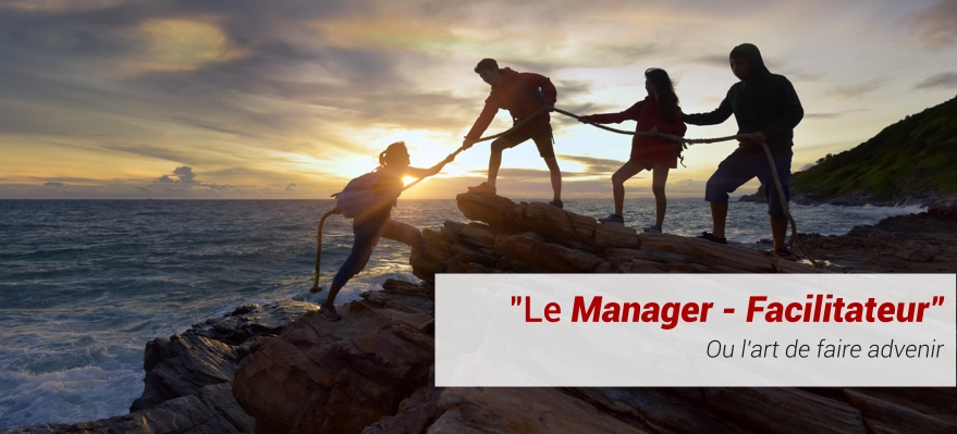 Une équipe soutenue par le manager facilitateur grimpe le long d'une falaise au levé du jour